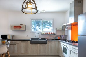 Een koelkast, een microgolfoven, een oven, een kookplaat