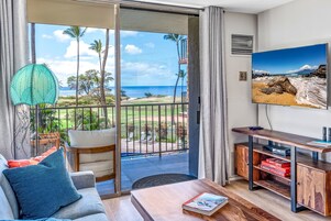 럭셔리 아파트, 바다 전망 | 거실 공간 | 훌루, 스트리밍 서비스