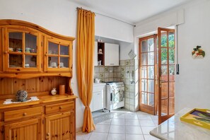 Fridge, oven, stovetop, coffee/tea maker