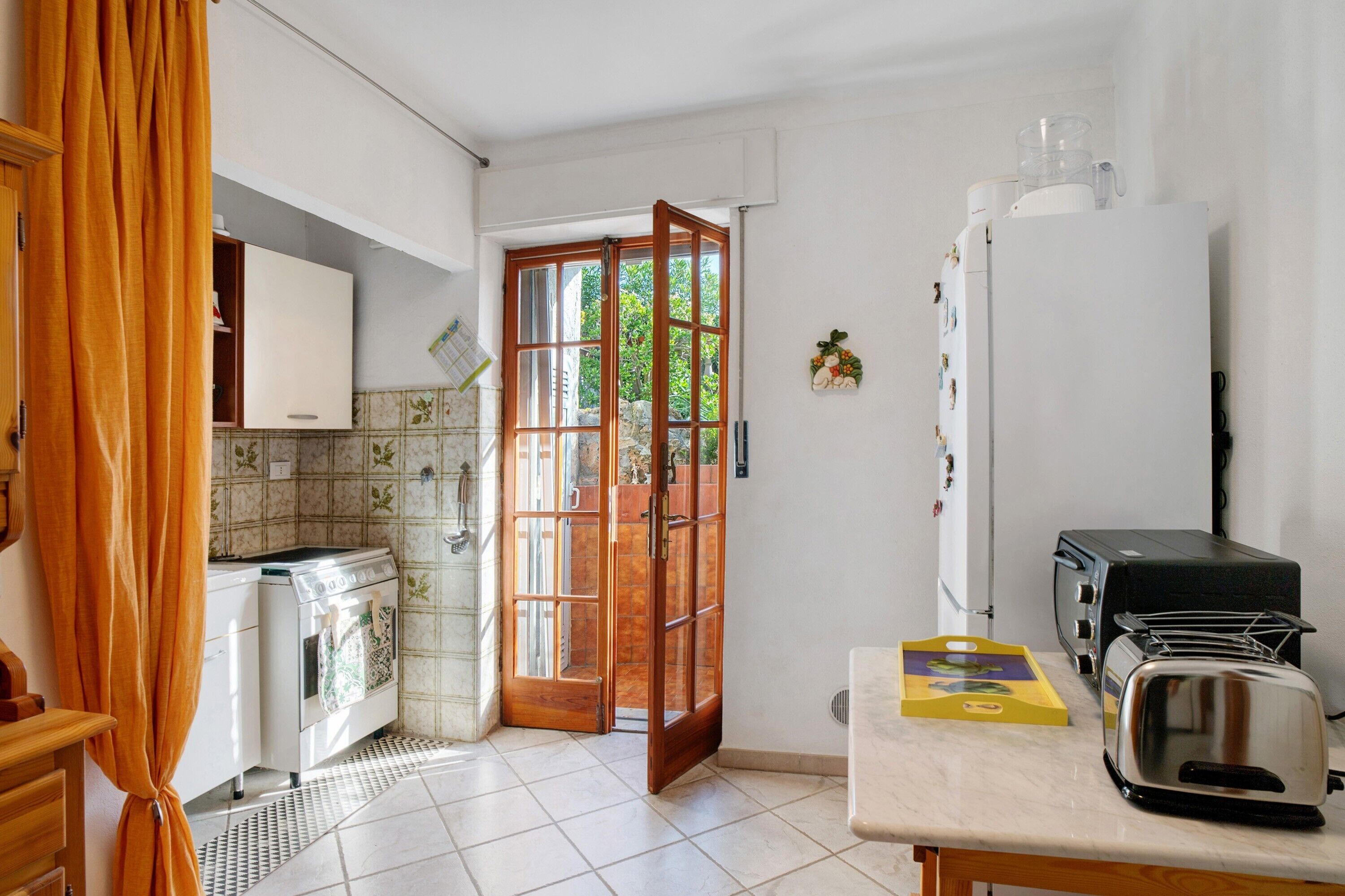 Frigorifero, forno, piano cottura, macchina per tè/caffè