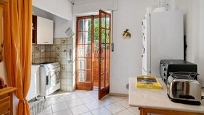 A compact kitchen with a stove, oven, and a toaster. - Apartment 'Casa Di Lo' with Private Terrace and Wi-Fi (Laigueglia)