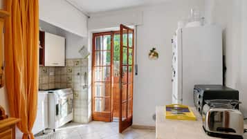 Frigorifero, forno, piano cottura, macchina per tè/caffè