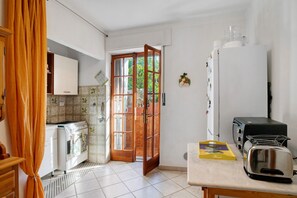 Frigorifero, forno, piano cottura, macchina per tè/caffè