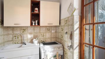 KĂŒhlschrank, Ofen, Herdplatte, Wasserkocher mit Kaffee-/Teezubehör