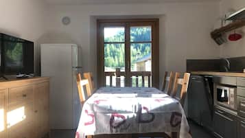 Kühlschrank, Mikrowelle, Herdplatte, Geschirrspüler