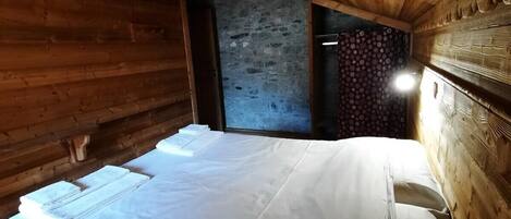 2 عدّة غرف نوم وواي فاي مجانًا وملاءات أسرّة