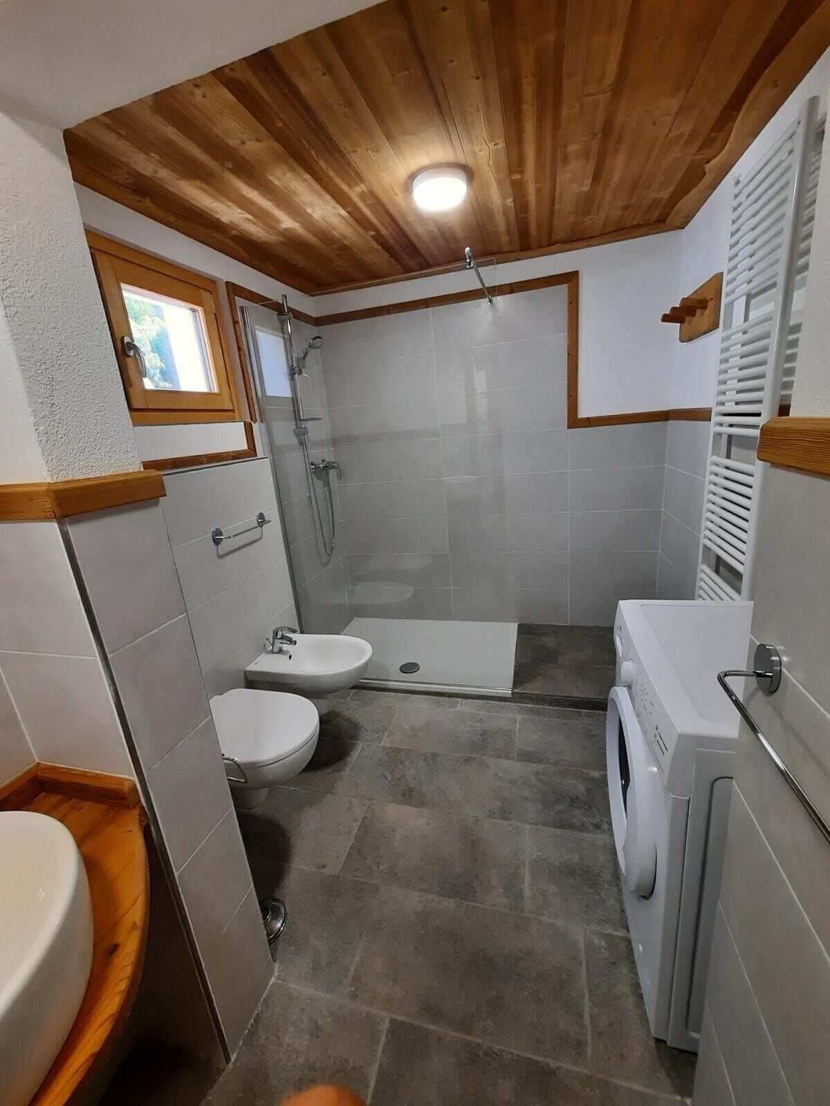 Douche, sèche-cheveux, serviettes fournies