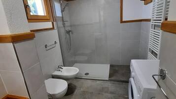 Douche, sèche-cheveux, serviettes fournies