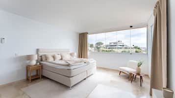 4 bedrooms, iron/ironing board, free WiFi, bed sheets