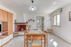 Dining - Apartment 'Villino Scapucci' with Sea View, Private Terrace and Air Conditioning (Santa Maria di Leuca)