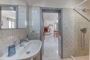 Suihku, hiustenkuivaaja, pyyhkeet