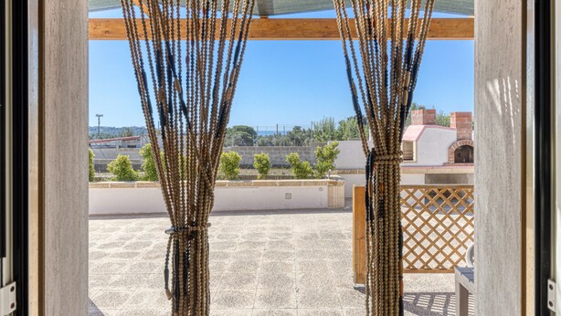 A view through a window with a wooden frame, a lattice fence, and a clear blue sky. - Apartment 'Villino Scapucci' with Sea View, Private Terrace and Air Conditioning (Santa Maria di Leuca)