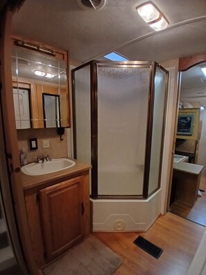 Shower, towels, toilet paper - Totality Eclipse Lodging Fifth Wheel Camper (Goreville)