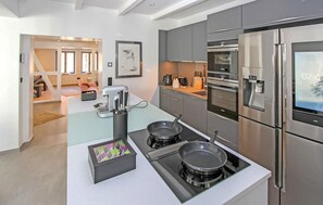 Kjøleskap, ovn, kokeplater og oppvaskmaskin