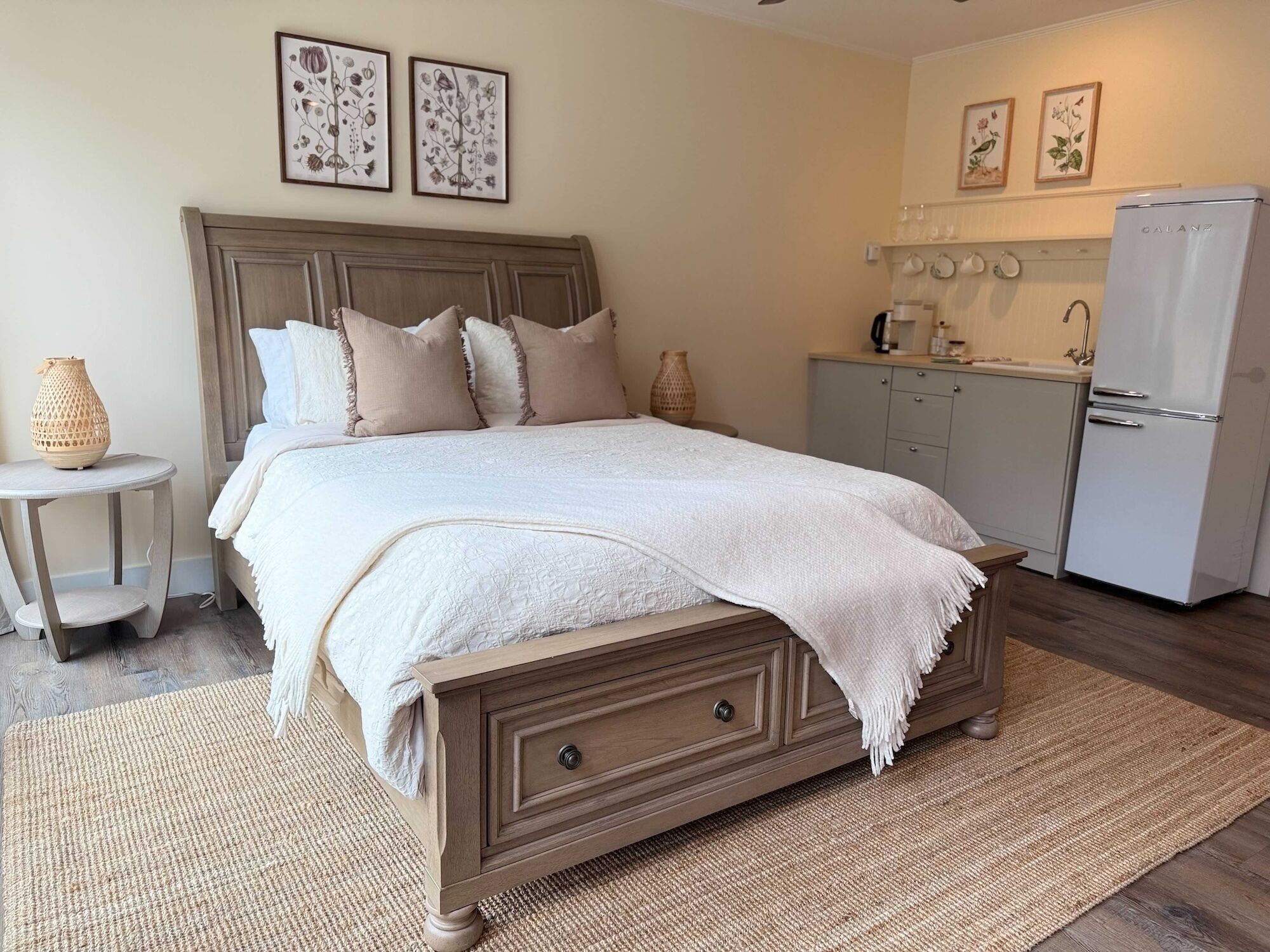 华丽开间套房 | 高档床上用品、羽绒被、记忆海绵床垫、特色装修