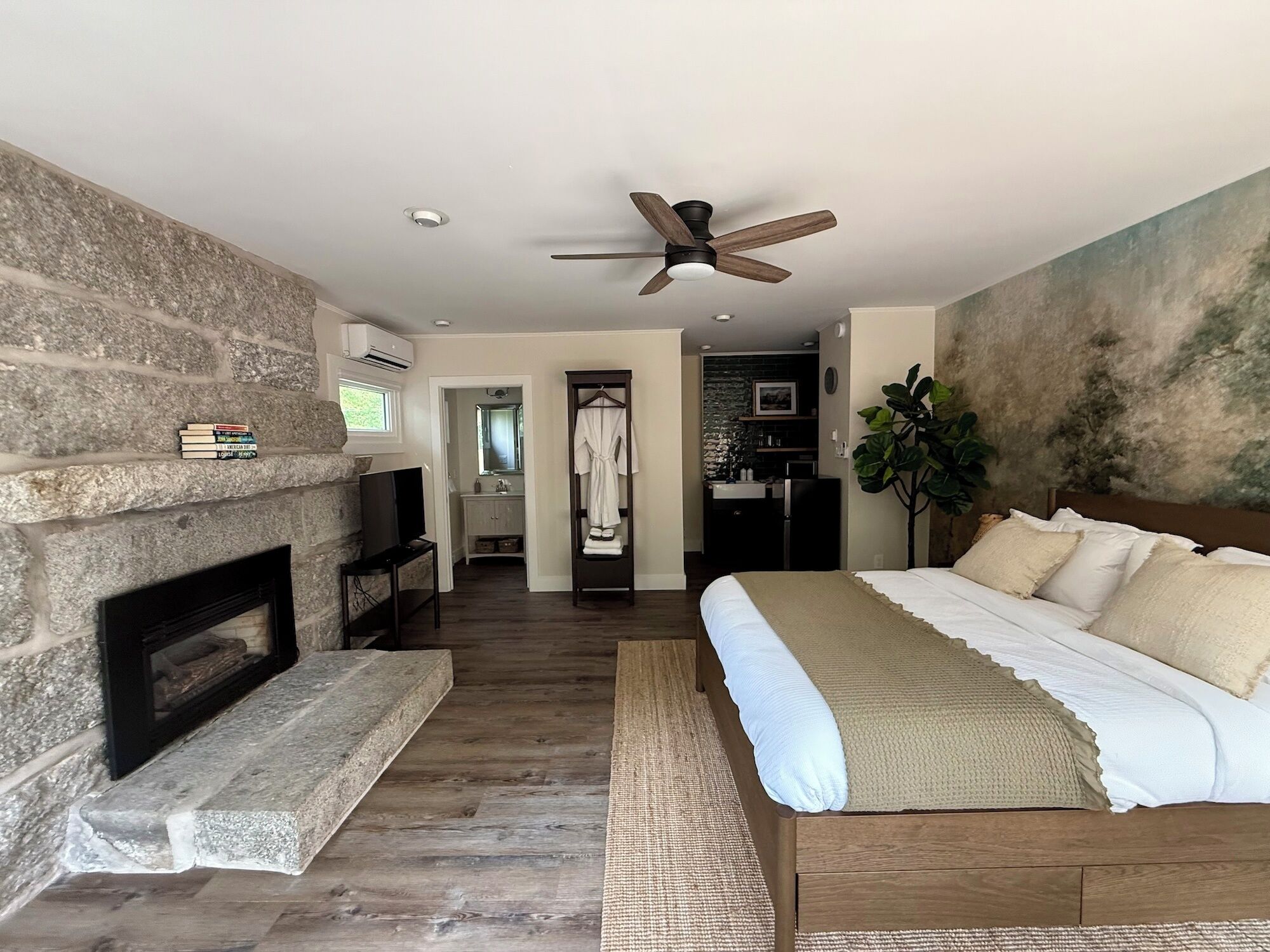 华丽开间套房 | 高档床上用品、羽绒被、记忆海绵床垫、特色装修