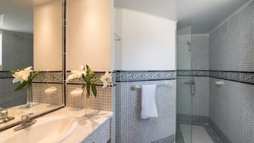 Douche, sèche-cheveux, serviettes fournies, savon