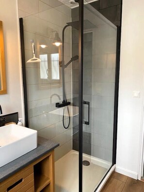 Shower, hair dryer, towels - LA LEZARDIERE close to the quays (Les Sables-d´Olonne)