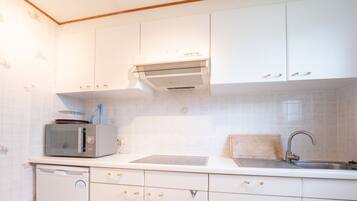 Fridge, dishwasher, cookware/dishes/utensils