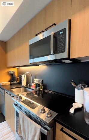 Private kitchen - One BR Apt in Capitol Hill Seattle on Top Floor with View (Seattle)