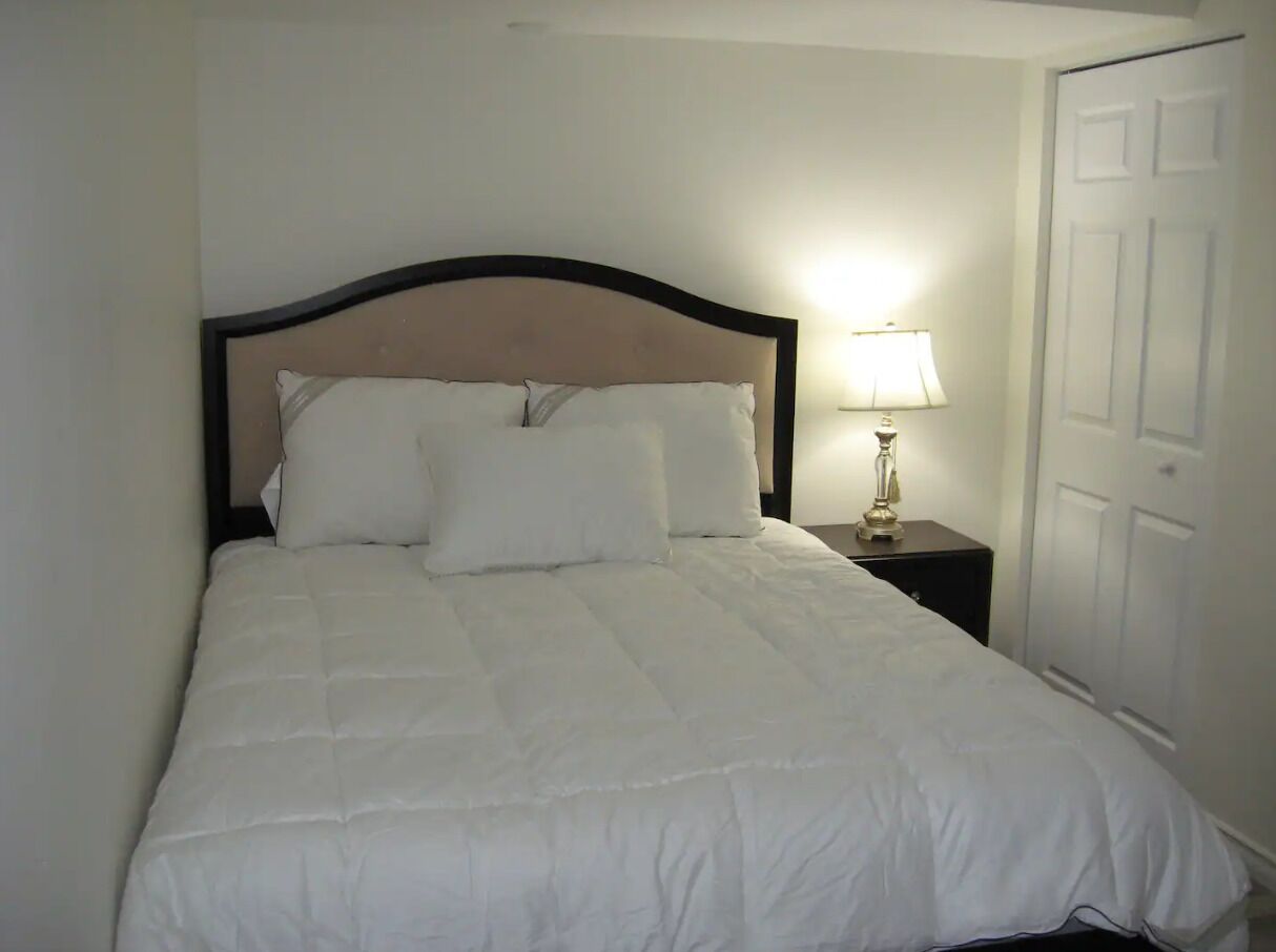 2 habitaciones, escritorio, tabla de planchar con plancha y wifi gratis 