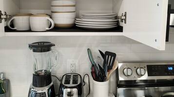 冷蔵庫、電子レンジ、オーブン、コンロ