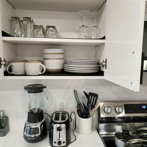 Réfrigérateur, micro-ondes, four, plaque de cuisson