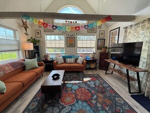 Smart TV, libros, biblioteca musical y estéreo 