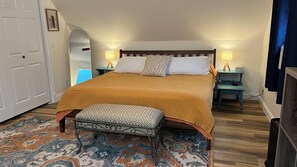 4 soverom, skrivebord, strykejern/-brett og reiseseng for barn