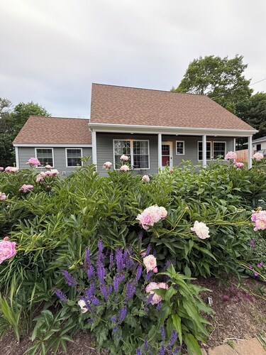 Pet-friendly Bucksport gem with hot tub! One hour to Acadia NP! Sleeps 8! 