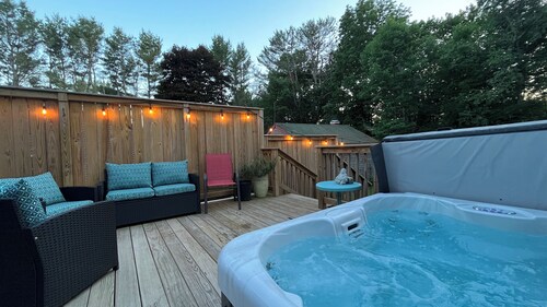 Pet-friendly Bucksport gem with hot tub! One hour to Acadia NP! Sleeps 8! 