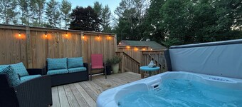 Pet-friendly Bucksport gem with hot tub! One hour to Acadia NP! Sleeps 8! 