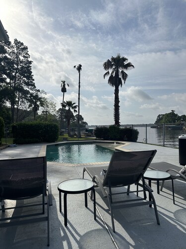 Available Aug! Stay at BlueWalden waterfront, 5 ensuite bedrooms, pool/spa, dock