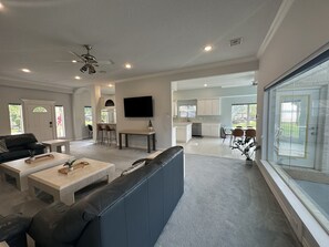 Smart TV, video games, DVD player, stereo - Stay together at BlueWalden waterfront, 5 ensuite bd/ba, pool/spa, NEW DOCK (Montgomery)