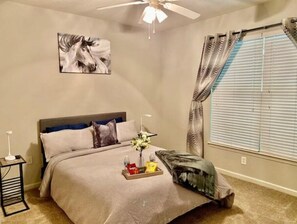 1 bedroom, iron/ironing board, WiFi, bed sheets - Near Braves Stadium Free Pkng
 (Marietta)