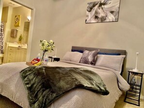 1 bedroom, iron/ironing board, WiFi, bed sheets - Near Braves Stadium Free Pkng
(Marietta)