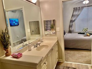 Hair dryer, towels, soap, toilet paper - Near Braves Stadium Free Pkng
 (Marietta)