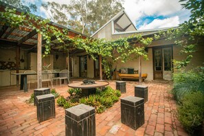 Outdoor dining - Sandon Ridge Studio (Sandon)