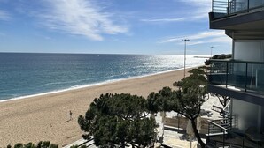 Une vue sur la plage depuis un immeuble doté d’un balcon donnant sur l’océan.