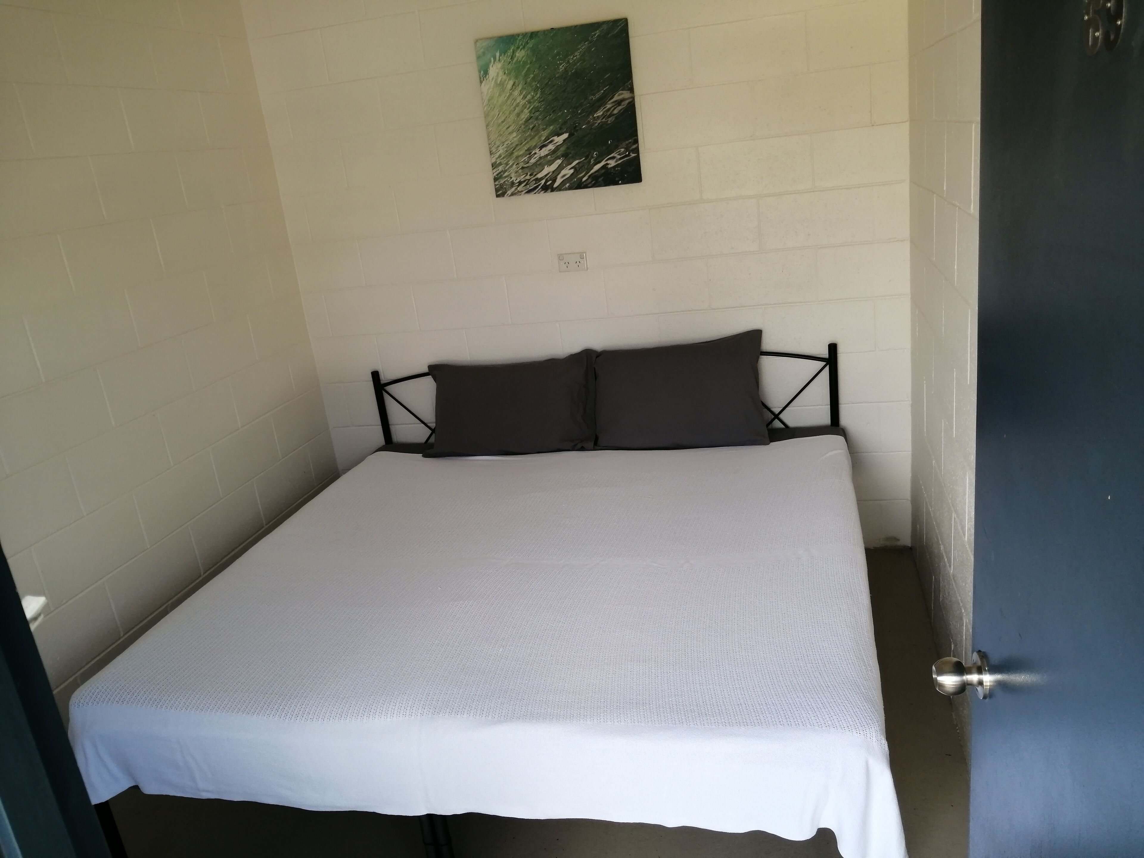 9 bedrooms, WiFi, bed sheets