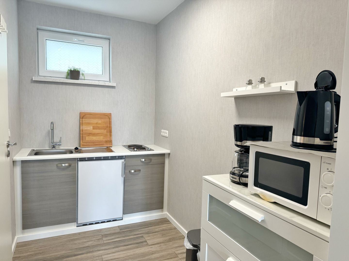 Kühlschrank, Mikrowelle, Herdplatte, Wasserkocher mit Kaffee-/Teezubehör