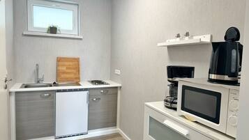 KĂŒhlschrank, Mikrowelle, Herdplatte, Wasserkocher mit Kaffee-/Teezubehör