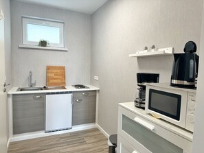 Réfrigérateur, micro-ondes, plaque de cuisson, cafetière/bouilloire