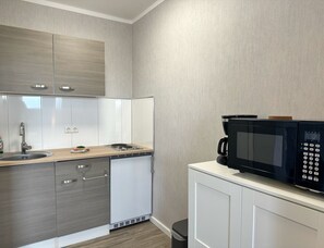 Réfrigérateur, micro-ondes, plaque de cuisson, cafetiÚre/bouilloire