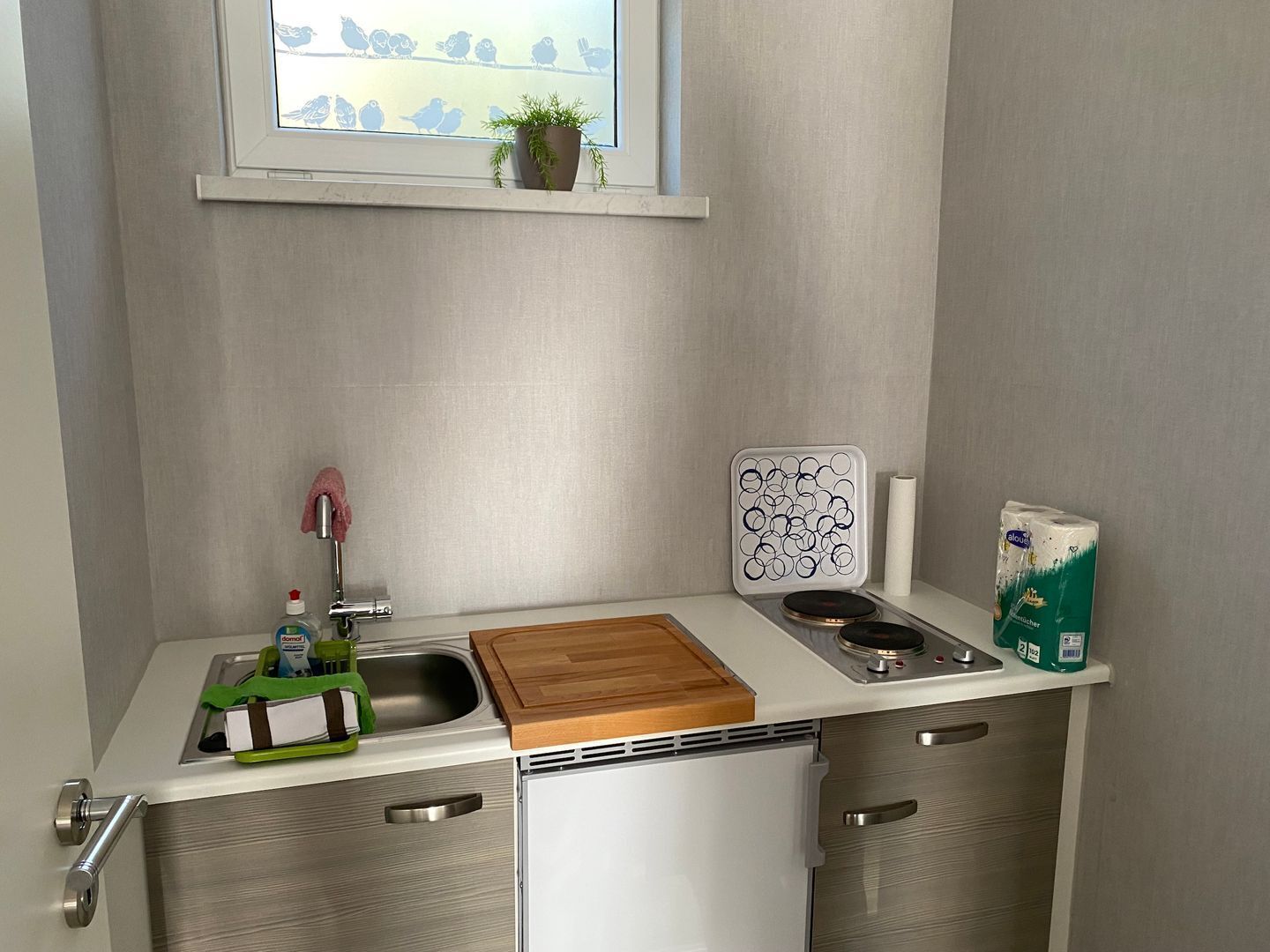 Kühlschrank, Mikrowelle, Herdplatte, Wasserkocher mit Kaffee-/Teezubehör