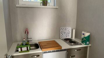 Kjøleskap, mikrobølgeovn, kokeplater og kaffetrakter/tekoker