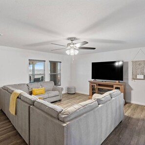 TV - Casa Grande Luxe Stay/ Heated Pool (Casa Grande)