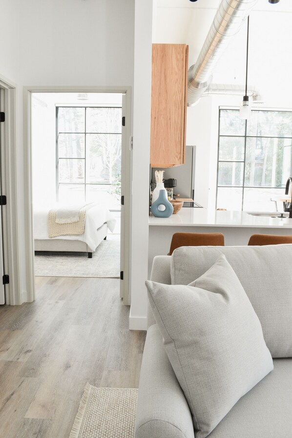 2 bedrooms, iron/ironing board, WiFi, bed sheets - The Northern Haus - Steps Away From Grand Traverse Bay (Traverse City)