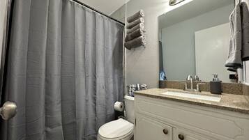 ヘアドライヤー、タオル、トイレットペーパー