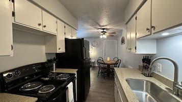 冷蔵庫、電子レンジ、オーブン、コンロ